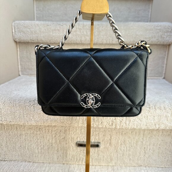 CHANEL 19 Black Wallet on Chain - Picture 1 of 10